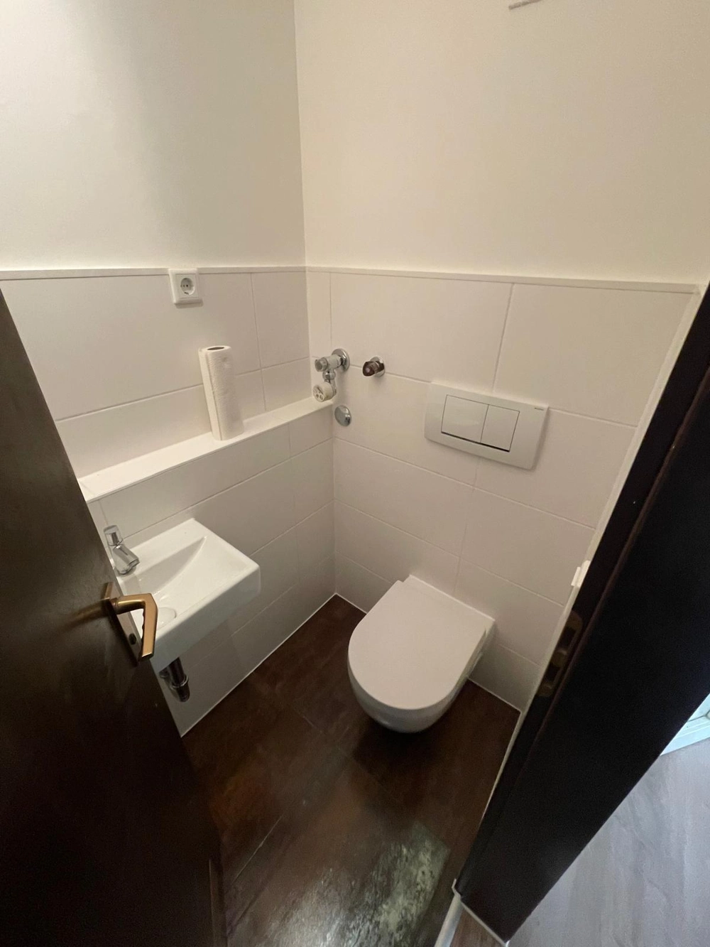 Kleines modernes Badezimmer mit wandhängendem WC, Handwaschbecken und Unterputz-Spülkasten, Fliesenarbeiten